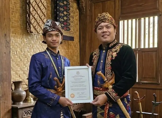 DULI YANG TERAMAT MULIA SRIPADUKA BAGINDA M.M. NALA INDRA VACHRUCA DILAYA PUTRA MAHKOTA MAHARAJA KUTAI MULAWARMAN MENERIMA LAYANG PANGAJÉN DARI DANGHYANG TARUMANEGARA DI ACARA NGALUNGSUR JIMAT MANDALA